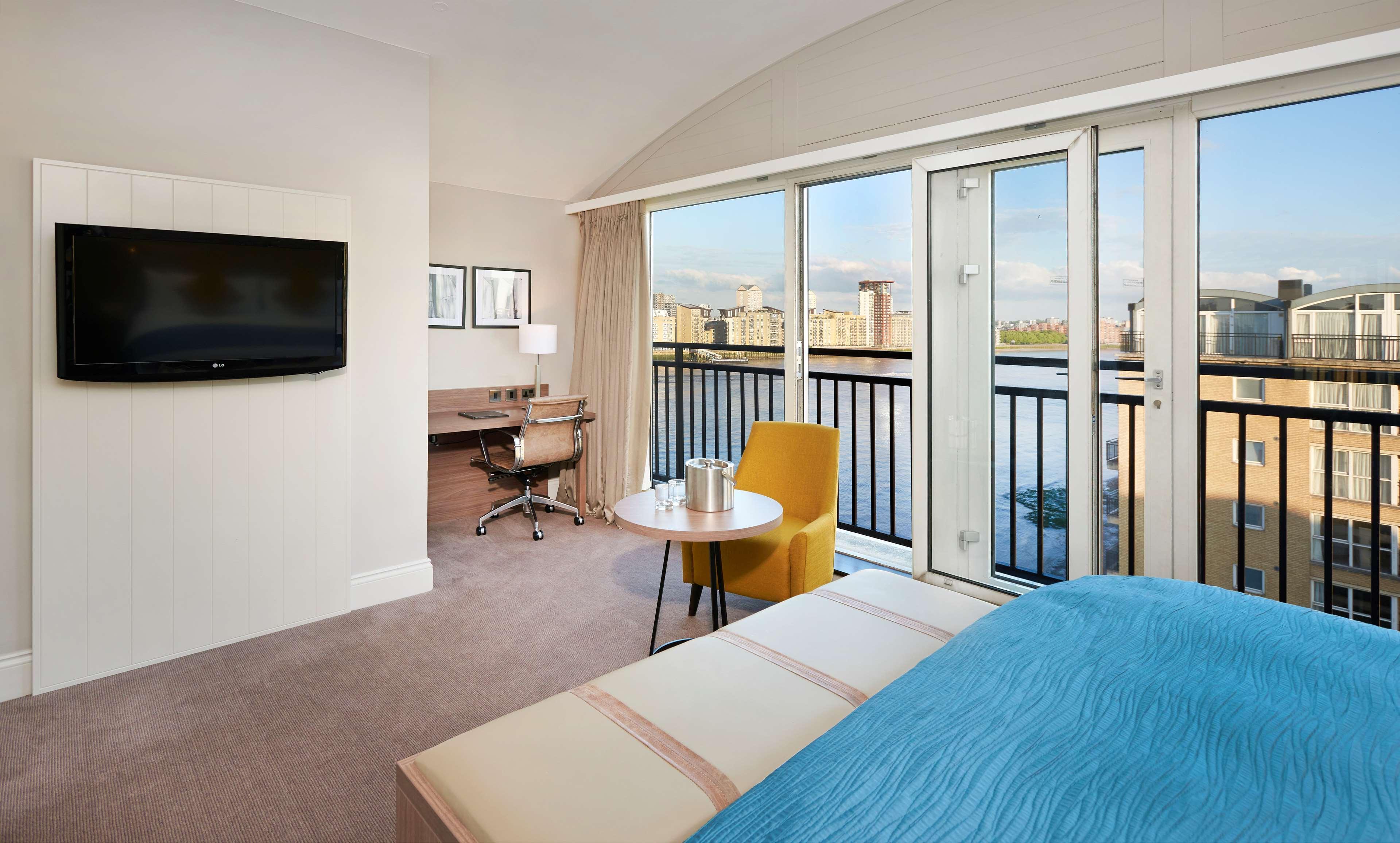 Doubletree By Hilton London - Docklands Riverside Экстерьер фото