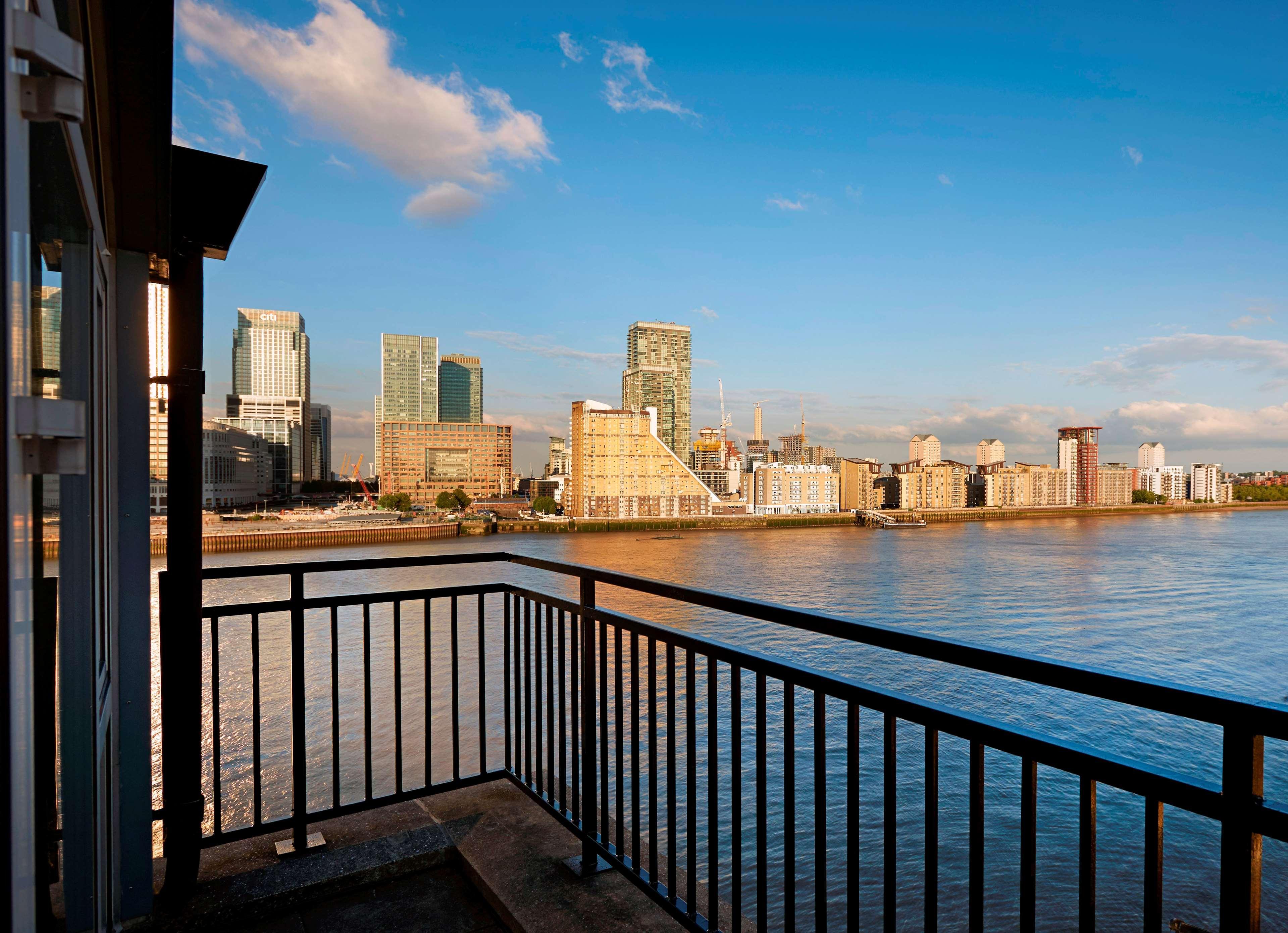 Doubletree By Hilton London - Docklands Riverside Экстерьер фото